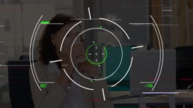 İş kadınının telefonda konuştuğu alan taraması ve veri işleme animasyonu. küresel iş, dijital arayüz, teknoloji ve ağ konsepti dijital olarak oluşturulmuş video.