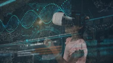 VR kulaklık takan adamın tarama ve veri işleme animasyonu. küresel teknoloji, dijital arayüz ve bağlantılar konsepti dijital olarak oluşturulmuş video.