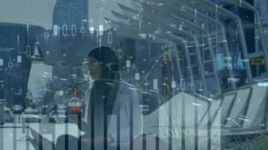 Akıllı telefon kullanan bir kadının istatistik ve veri işleme animasyonu. küresel veri işleme, ağlar, bağlantılar ve dijital arayüz konsepti dijital olarak oluşturulmuş video.