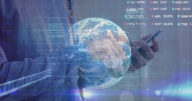 Akıllı telefon kullanarak insanların orta kesimine karşı dönen dünya üzerinde borsa verileri işleniyor. küresel ağ ve iş teknolojisi kavramı
