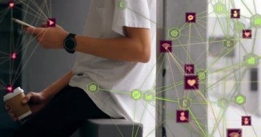 Bağlantıların küresi, elinde kahve fincanı olan bir adamın orta kısmına akıllı telefon kullanarak karşı dönüyor. küresel ağ ve teknoloji kavramı