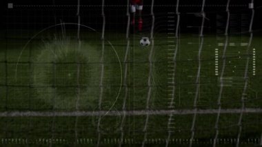 Futbolcu üzerinden tarama ve veri işleme animasyonları. global spor, dijital arayüz, teknoloji ve bağlantılar konsepti dijital olarak oluşturulmuş video.