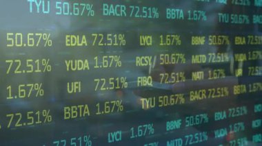 Akıllı telefon kullanan bir adamın finansal veri işleme animasyonu. küresel iş, dijital arayüz, teknoloji ve ağ konsepti dijital olarak oluşturulmuş video.