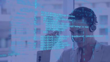 Telefon kulaklığı ile iş kadınının veri işleme animasyonu. küresel iş, veri işleme, dijital arayüz, teknoloji konsepti dijital olarak oluşturulmuş video.