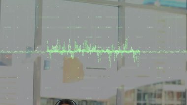 Telefon kulaklığı ile iş kadınının veri işleme animasyonu. küresel iletişim, iş dünyası, dijital arayüz, teknoloji ve ağ konsepti dijital olarak oluşturulmuş video.