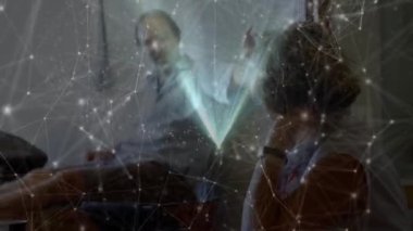 İş arkadaşlarının üzerinde dolaşan parlayan bağlantı ağının animasyonu. küresel iş iletişimi ve ağ konsepti, dijital olarak oluşturulmuş video.