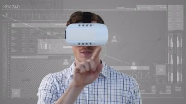 VR kulaklık takan iş adamlarının animasyonu ve veri işleme ağı. küresel iş, dijital arayüz, teknoloji ve ağ konsepti dijital olarak oluşturulmuş video.