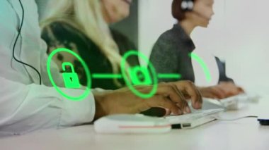 Ofisteki personelin üzerinde kulaklık ve bilgisayar kullanarak birbirine bağlı üç yeşil medya simgesinin animasyonu. küresel iletişim teknolojisi ve veri paylaşım konsepti, dijital olarak oluşturulmuş video.