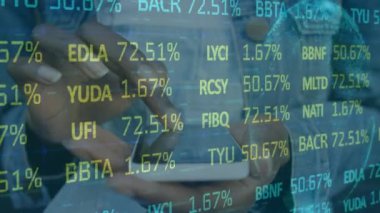 Akıllı telefon kullanan bir kadının finansal veri işleme animasyonu. küresel iş, dijital arayüz, teknoloji ve ağ konsepti dijital olarak oluşturulmuş video.