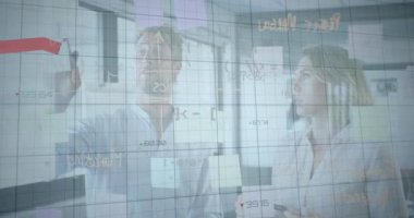 İş kadını ve iş kadını üzerindeki kırmızı çizgilerle finansal veri işleme animasyonu. küresel iş, dijital arayüz, teknoloji ve ağ konsepti dijital olarak oluşturulmuş video.