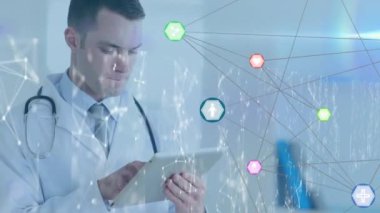 Dijital tablet kullanan beyaz erkek doktorlara karşı dijital ikonlar ve bağlantılar küresi. küresel ağ ve sağlık teknolojisi kavramı