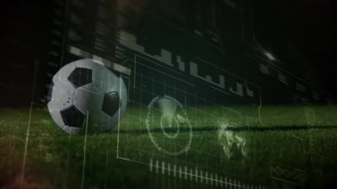 Futbolcu üzerinden veri işleme animasyonu. global spor, dijital arayüz, teknoloji ve bağlantılar konsepti dijital olarak oluşturulmuş video.