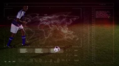 Futbolcu üzerinden dünya haritasıyla veri işleme animasyonu. global spor, dijital arayüz, teknoloji ve bağlantılar konsepti dijital olarak oluşturulmuş video.
