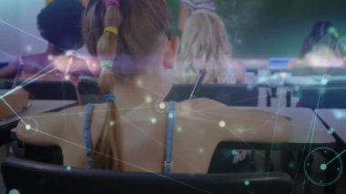 Sınıfta oturan okul çocukları üzerindeki bağlantı ağının animasyonu. küresel çevrimiçi eğitim, dijital arayüz, teknoloji ve bağlantılar konsepti dijital olarak oluşturulmuş video.