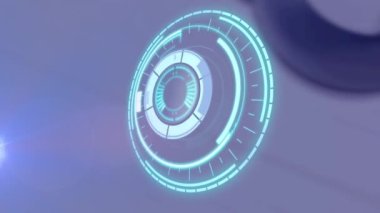 Hareket eden spot ışıkları ve gri arka planda dönen dairesel güvenlik kilidi animasyonu. küresel iş ve finans güvenlik teknolojisi ve iletişim konsepti dijital olarak oluşturulmuş video.