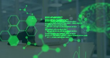 Hastanenin üzerinde, arayüzde beyin ve tıbbi veri işleme animasyonu. küresel tıbbi araştırma teknolojisi ve dijital arayüz konsepti, dijital olarak oluşturulmuş video.