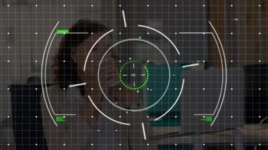 İş kadınının telefonda konuştuğu alan taraması ve veri işleme animasyonu. küresel iş, dijital arayüz, teknoloji ve ağ konsepti dijital olarak oluşturulmuş video.