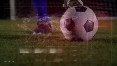 Futbolcu üzerinden veri işleme animasyonu. global spor, dijital arayüz, teknoloji ve bağlantılar konsepti dijital olarak oluşturulmuş video.
