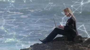 Bilgisayar kullanan iş adamları üzerine ikili kodlama, dünya ve dijital simgelerin animasyonu. küresel iletişim, teknoloji ve dijital arayüz kavramı dijital olarak oluşturulmuş video.