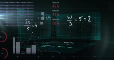 Siyah zemin üzerinde matematiksel denklemlerle ekranlara karşı istatistiksel veri işleme. istatistik ve matematik araştırma teknolojisi kavramı