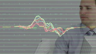 Telefon kulaklığı ile iş kadınının veri işleme animasyonu. küresel iletişim, iş dünyası, dijital arayüz, teknoloji ve ağ konsepti dijital olarak oluşturulmuş video.