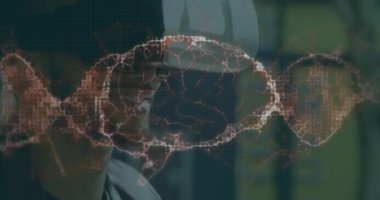 VR kulaklıklı gülümseyen adam üzerinde beyin taraması ve tıbbi veri işleme arayüzünün animasyonu. küresel tıbbi araştırma teknolojisi ve dijital arayüz konsepti, dijital olarak oluşturulmuş video.