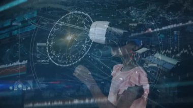 VR kulaklık takan bir kız için tarama ve veri işleme animasyonu. küresel teknoloji, dijital arayüz ve bağlantılar konsepti dijital olarak oluşturulmuş video.