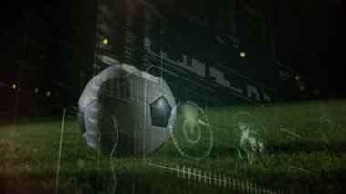 Futbolcu üzerinden veri işleme animasyonu. global spor, dijital arayüz, teknoloji ve bağlantılar konsepti dijital olarak oluşturulmuş video.