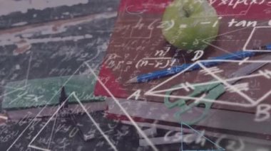 Matematiksel veri işlemenin öğrenci masasında canlandırılması. küresel eğitim, dijital arayüz, teknoloji ve ağ konsepti dijital olarak oluşturulmuş video.