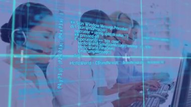 Telefon kulaklığı kullanarak iş adamlarından veri işleme animasyonu. küresel veri işleme, teknoloji, bağlantılar ve dijital arayüz konsepti dijital olarak oluşturulmuş video.