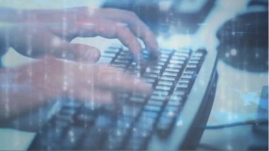 Bilgisayar klavyesinde yazan kişi üzerinden bağlantı ağının animasyonu. küresel bağlantılar, dijital arayüz, teknoloji ve ağ konsepti dijital olarak oluşturulmuş video.