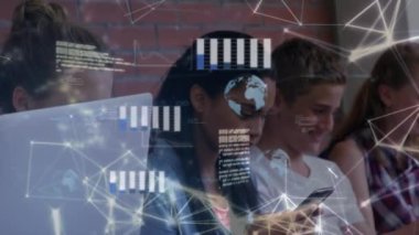 Okulda akıllı telefon kullanan bir grup öğrenciye karşı bağlantı ve veri işleme ağı. küresel ağ ve eğitim teknolojisi kavramı