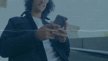 Akıllı telefon kullanan bir adamın veri işleme animasyonu. küresel iş, dijital arayüz, teknoloji ve ağ konsepti dijital olarak oluşturulmuş video.