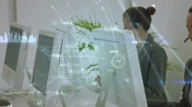 Telefon kulaklığı kullanan iş adamları üzerinden bağlantı ağının animasyonu. küresel bağlantılar, iş, teknoloji ve ağ konsepti dijital olarak oluşturulmuş video.