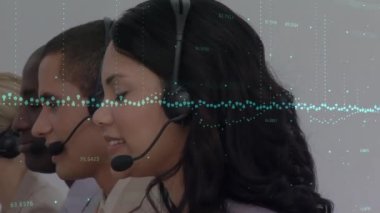 Telefon kulaklığı kullanarak iş adamlarından veri işleme animasyonu. küresel iletişim, iş dünyası, dijital arayüz, teknoloji ve ağ konsepti dijital olarak oluşturulmuş video.