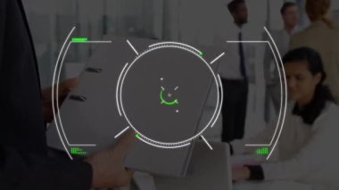 İş kadını hakkında yapılan tarama ve veri işleme animasyonları. küresel iş, dijital arayüz, teknoloji ve ağ konsepti dijital olarak oluşturulmuş video.