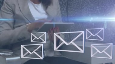 Dijital tablet kullanan iş kadınının orta kesimine karşı birden fazla mesaj simgesi ve ışık noktası. küresel ağ ve iş teknolojisi kavramı