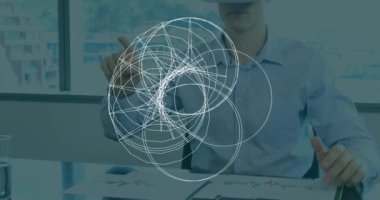 VR kulaklık takan adamın üzerinde dönen geometri animasyonu. küresel iletişim teknolojisi ve dijital arayüz konsepti, dijital olarak oluşturulmuş video.