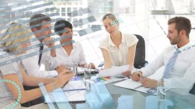 İş toplantısından sonra istatistik ve finansal veri işleme animasyonu. küresel iş, veri işleme, dijital arayüz, teknoloji ve ağ konsepti dijital olarak oluşturulmuş video.