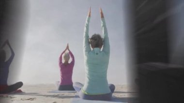 Siyahlı metinlerin iyi titreşimlerinin animasyonu. Plajda yoga yapan kadınlar. pozitif duygular ve refah konsepti, dijital olarak üretilen video.