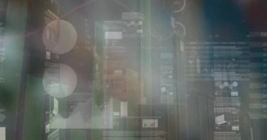 Şehir manzarası üzerinde finansal veri işleme animasyonu. küresel iş, veri işleme, dijital arayüz, teknoloji ve ağ konsepti dijital olarak oluşturulmuş video.