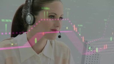 Telefon kulaklığı ile iş kadınının veri işleme animasyonu. küresel iletişim, iş dünyası, dijital arayüz, teknoloji ve ağ konsepti dijital olarak oluşturulmuş video.