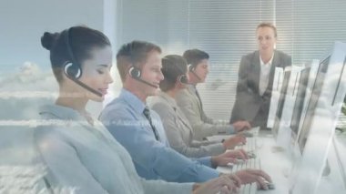 Telefon kulaklığı kullanarak iş adamlarından veri işleme animasyonu. küresel iletişim, dijital arayüz, teknoloji ve bağlantılar konsepti dijital olarak oluşturulmuş video.