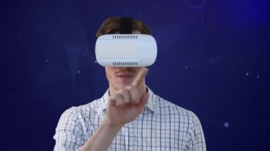 Mavi arka planda video kulaklıklı ve bağlantı ağlı iş adamlarının animasyonu. küresel dijital arayüz, teknoloji ve ağ konsepti dijital olarak oluşturulmuş video.