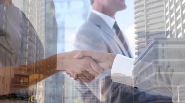 İş tokalaşması ve şehir manzarasının animasyonu. küresel iş, başarı, dijital arayüz, teknoloji ve ağ konsepti dijital olarak oluşturulmuş video.