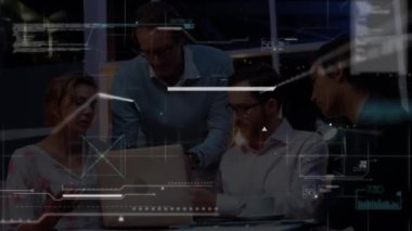 Bilgisayarı kullanarak iş adamlarının veri işleme animasyonu. küresel iş, dijital arayüz, teknoloji ve ağ konsepti dijital olarak oluşturulmuş video.