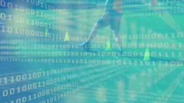 Futbol oyuncuları üzerinde ikili kodlama ve veri işleme animasyonu. global spor, dijital arayüz, teknoloji ve ağ konsepti dijital olarak oluşturulmuş video.