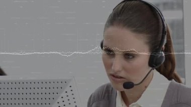 Telefon kulaklığı ile iş kadınının veri işleme animasyonu. küresel iletişim, iş dünyası, dijital arayüz, teknoloji ve ağ konsepti dijital olarak oluşturulmuş video.