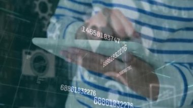 Tablet kullanan öğrenci üzerinde arayüz simgelerinin ve veri işlemlerinin canlandırılması. küresel iletişim teknolojisi, okul, eğitim ve öğrenim konsepti dijital olarak oluşturulmuş video.