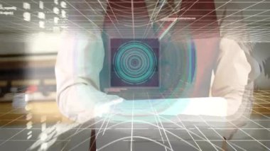 Dizüstü bilgisayarla iş adamlarının tarama ve veri işleme faaliyetlerinin animasyonu. küresel teknoloji, veri işleme, bağlantılar ve dijital arayüz konsepti dijital olarak oluşturulmuş video.